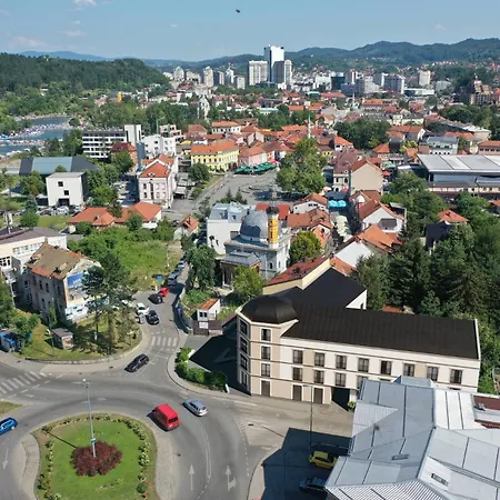 Urban Cube - Center *